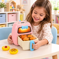 Air fryer de juguete con escala ajustada junto a la niña