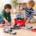Dos niños jugando con la pista de rescate aéreo