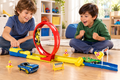 Dos niños jugando con la pista Max Speed