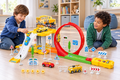 Dos niños jugando con la pista Truck Catapult