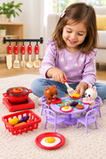 Niña con el set de cocina y mesa lila