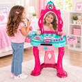 Niña de pie jugando con el tocador sin silla