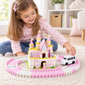 Niña jugando con el castillo-pista de princesa