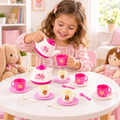 Niña jugando con el set de té infantil