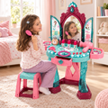 Niña jugando con el tocador infantil