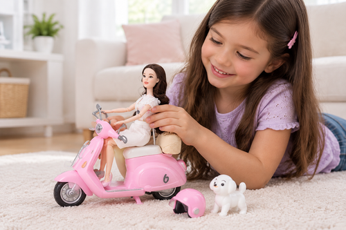 Niña jugando con la muñeca Fashion y su scooter rosa