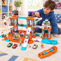 Niño jugando con el circuito de carreras