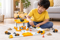 Niño jugando con el set de estacionamiento y camiones