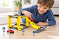 Niño jugando con el set de estacionamiento y carreras