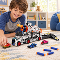 Niño jugando con el transportador lanzador de autos