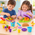 Niño y niña jugando con el set de comida de juguete