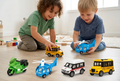 Niños jugando con el set City Cars con la moto verde