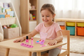 Versión corregida de la niña con el pequeño set de maquillaje